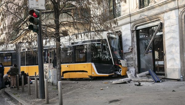 В Милане трамвай сошёл с рельсов и врезался в здание. Погибли два человека, пострадали почти 40 - ЭХО