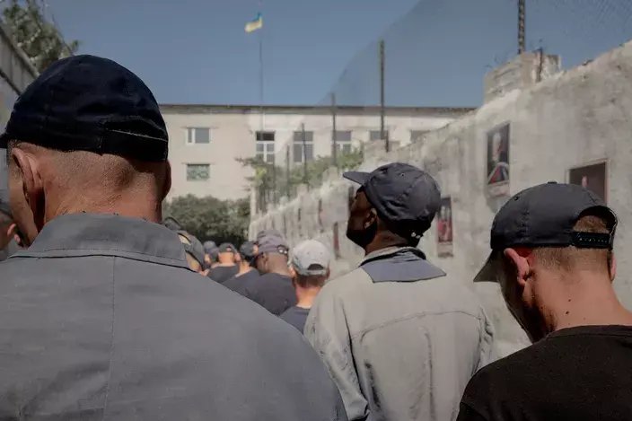 Дуссе, 27 років, уродженець Того, разом з іншими ув’язненими у таборі для військовополонених на заході України. Фото: Альберт Лорес / Le Figaro